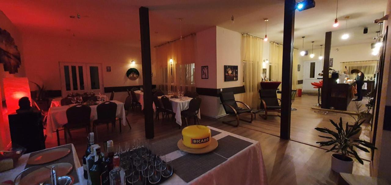 Forest Inn Izvorani エクステリア 写真