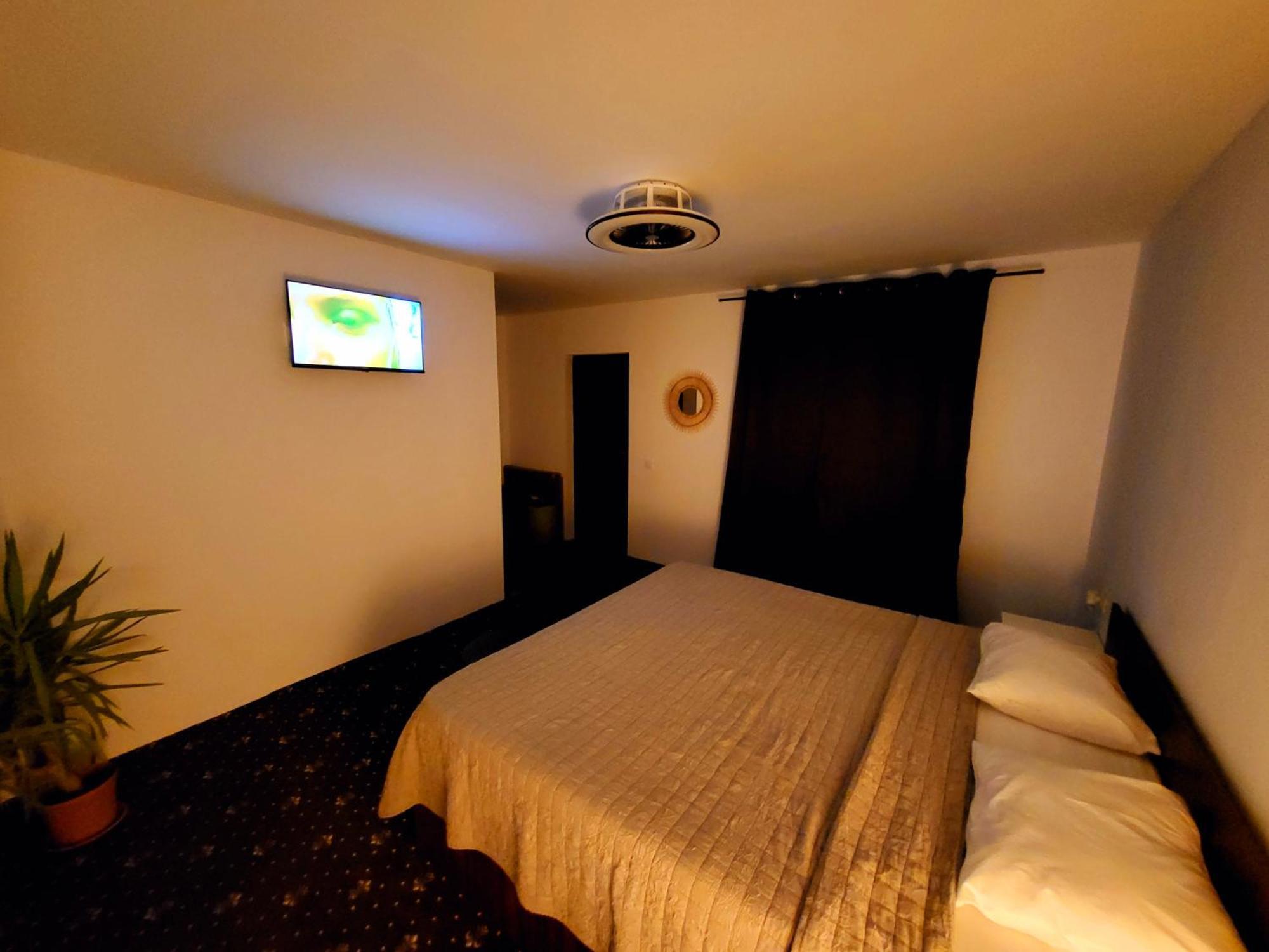 Forest Inn Izvorani エクステリア 写真