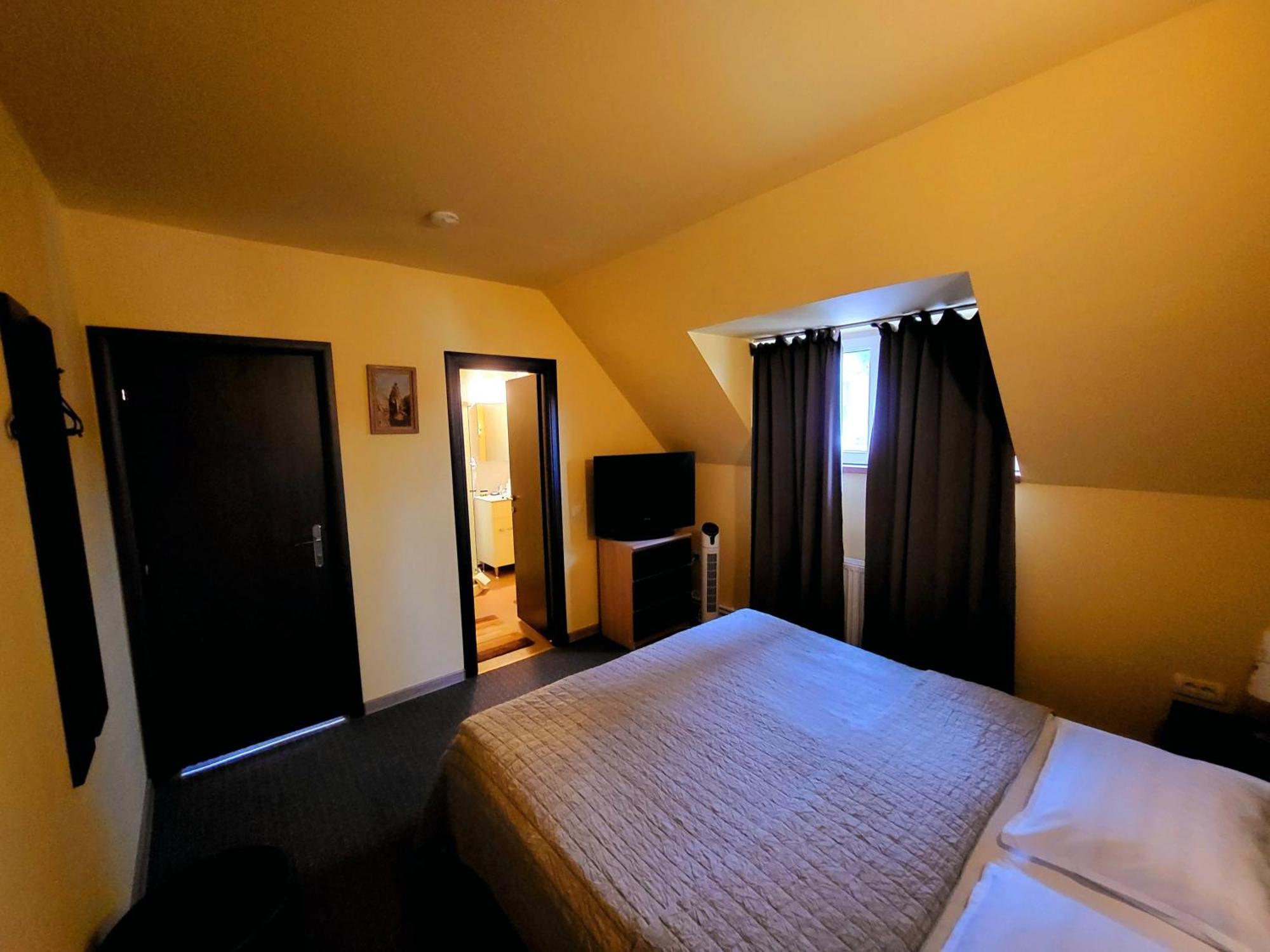 Forest Inn Izvorani エクステリア 写真